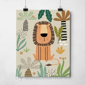 Op de afbeelding: Een digitale illustratie van een cartoon-leeuw in een jungle-omgeving. De leeuw is oranje en bruin met een groene manen. De achtergrond is beige met groene, bruine en gele planten.