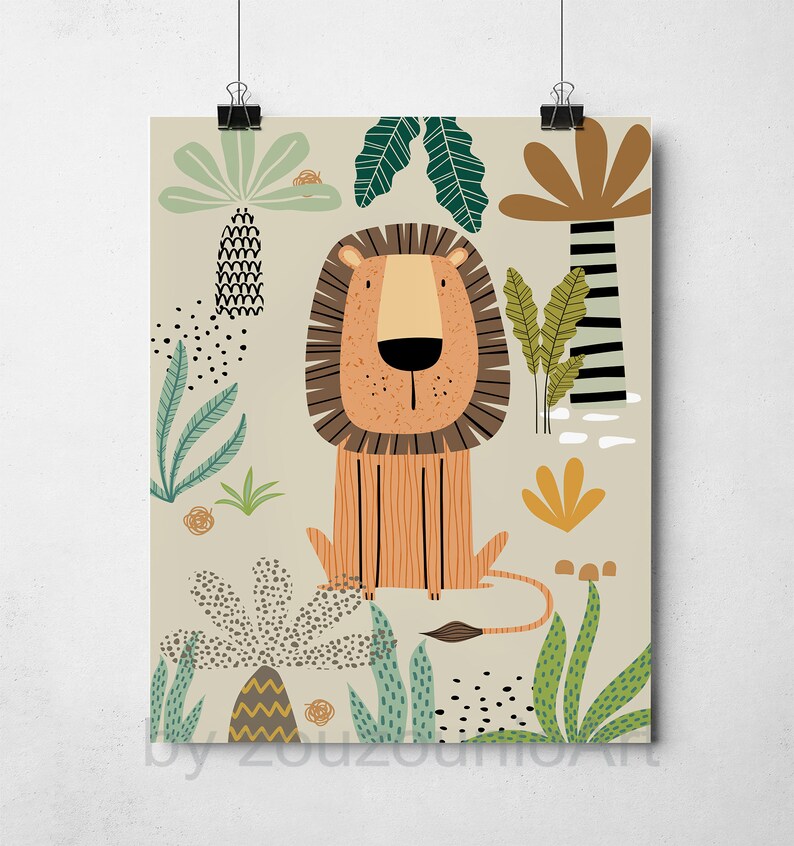 Op de afbeelding: Een digitale illustratie van een cartoon-leeuw in een jungle-omgeving. De leeuw is oranje en bruin met een groene manen. De achtergrond is beige met groene, bruine en gele planten.