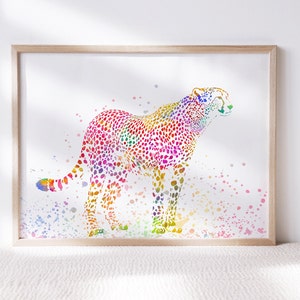 以下が含まれることがあります： 白い背景にカラフルな水彩画で描かれたチーターのイラスト。チーターはピンク、ブルー、グリーン、イエロー、オレンジなど、さまざまな色で描かれています。チーターは白い背景に立っており、周りにいくつかのカラフルな点が散らばっています。
