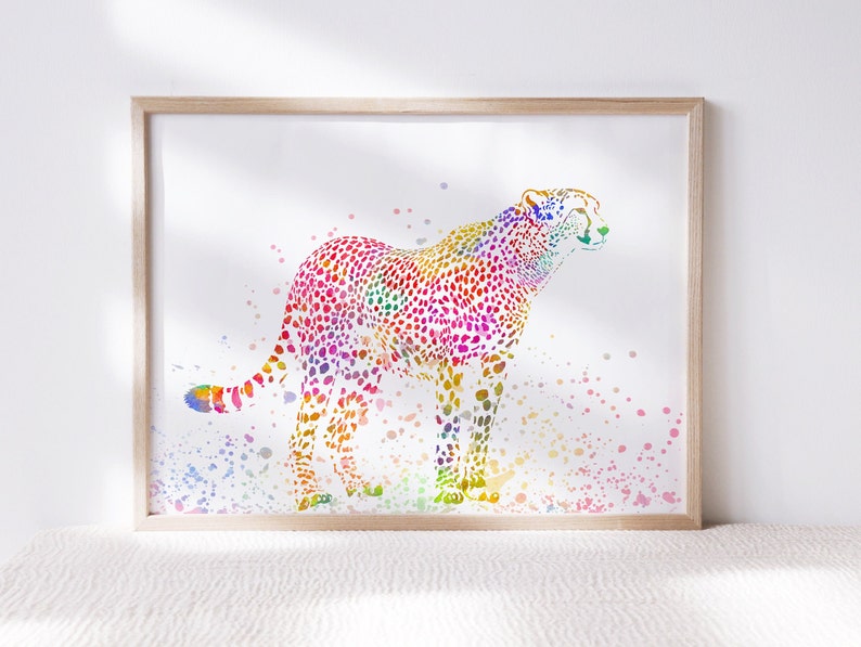 以下が含まれることがあります： 白い背景にカラフルな水彩画で描かれたチーターのイラスト。チーターはピンク、ブルー、グリーン、イエロー、オレンジなど、さまざまな色で描かれています。チーターは白い背景に立っており、周りにいくつかのカラフルな点が散らばっています。