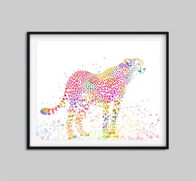 以下が含まれることがあります： 白い背景に、カラフルな水彩画で描かれたチーターのイラスト。チーターは虹色の模様で立っている様子が描かれている。