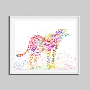 以下が含まれることがあります： 虹色のカラーパターンで描かれたチーターの水彩画のイラスト。チーターは、カラフルなペイントが飛び散った白い背景に立っています。