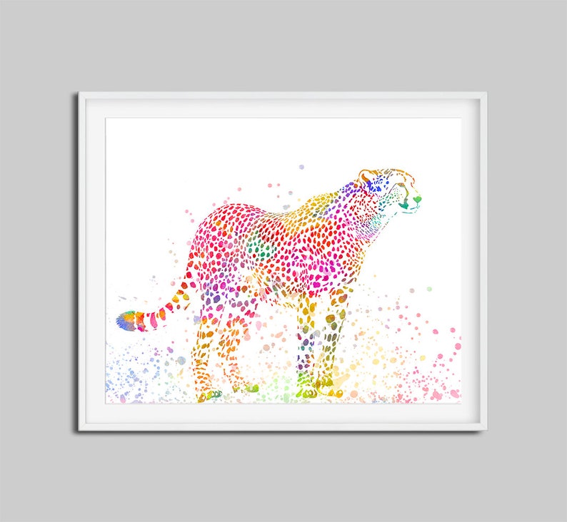 以下が含まれることがあります： 虹色のカラーパターンで描かれたチーターの水彩画のイラスト。チーターは、カラフルなペイントが飛び散った白い背景に立っています。