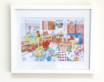 Könnte beinhalten: Ein Aquarellbild, das eine chaotische Küchenszene mit einem roten Hahn, einer Katze, einem Schwein und verschiedenen anderen Gegenständen zeigt. Das Bild ist in Weiß gerahmt.
