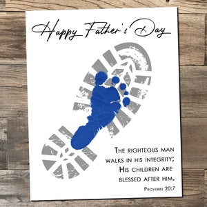 Op de afbeelding: Een blauwe voetafdruk in een grijze laarsafdruk met de tekst "Happy Father's Day" bovenaan en het citaat "De rechtvaardige man wandelt in zijn integriteit; Zijn kinderen worden na hem gezegend. Spreuken 20:7" onderaan.