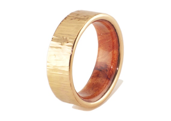 Anillo de oro Amarillo 18k y madera de brezo acabado martele