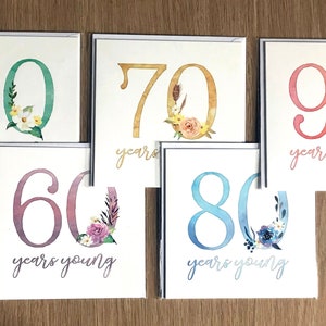 50, 60, 70, 80, 90 jaar jonge verjaardagskaart | Leeftijd/genummerd delicaat pastel aquarel bloemmotief