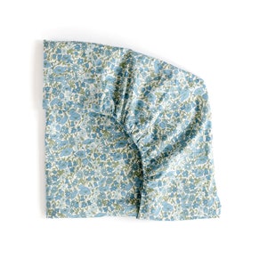 Hoeslaken gemaakt met Liberty Fabric 'Poppy and Daisy Blue'