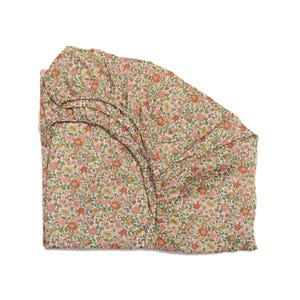 Puede incluir: Una sábana bajera con un estampado floral en tonos rosa, verde y blanco. La sábana está hecha de una tela suave y cómoda y es perfecta para añadir un toque de elegancia a cualquier dormitorio.