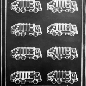 Może przedstawiać: Przezroczysta plastikowa forma z siedmioma obrazami konturowymi śmieciarek. Samochody mają sześć kół i prostokątny korpus. Tekst "LIFE OF THE PARTY J 110" jest wydrukowany na dole formy.