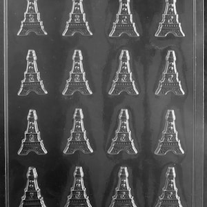 以下が含まれることがあります： 透明なプラスチック製のエッフェル塔型モールド。12個の空洞があります。チョコレート、キャンディー、その他の装飾的なお菓子を作るために設計されています。「LIFE OF THE PARTY M-245」の文字が下部に表示されています。