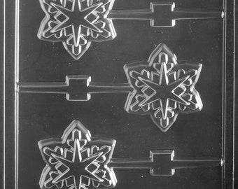 Piruleta navideña con forma de copo de nieve geométrico. Dimensiones: 3 x 3 x 3/8 de profundidad. Peso: 1,7. N.º de artículo: C474