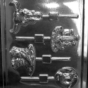 Puede incluir: Un molde de plástico para hacer piruletas de chocolate. El molde presenta cuatro diseños diferentes: un sombrero de vaquero, una bota, un cactus y una calavera de toro. El molde está etiquetado como "Life of the Party" y tiene un símbolo de copyright.