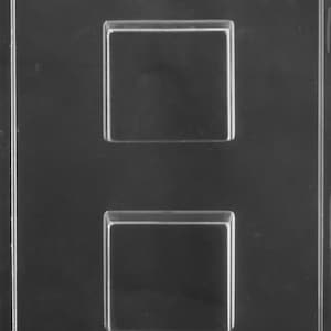 以下が含まれることがあります： 2 つの正方形のくぼみのある透明なプラスチック製の型。この型は、チョコレートやキャンディーを作るために設計されています。型には「Go-Time Party No. 159」とラベルが貼られています。