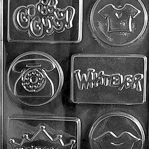 Puede incluir: Un molde de plástico blanco y negro con seis diseños diferentes. Los diseños incluyen una corona con la palabra "Princess", un teléfono, una camiseta con un corazón, la palabra "Whatever", un par de labios y las palabras "Go Girl!"
