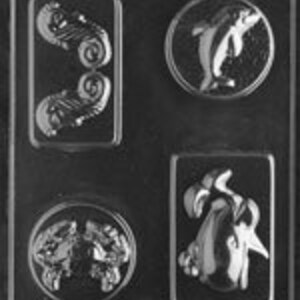 Puede incluir: Un molde de chocolate con cuatro diseños diferentes de criaturas marinas: un caballito de mar, un delfín, un cangrejo y un pingüino. El molde está hecho de plástico y tiene una superficie lisa.