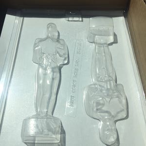Award-standbeeld: 7 1/2&quot; x 2 1/4&quot; op het breedst