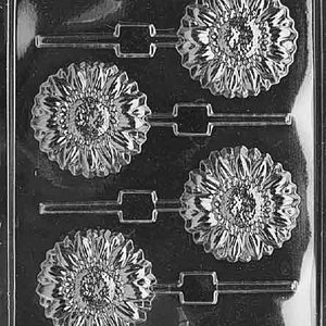Puede incluir: Un molde de plástico transparente para hacer piruletas de chocolate con forma de girasol. El molde tiene cuatro cavidades y cada cavidad tiene un palo adjunto. El molde está etiquetado "Lil' Goodie The Party Experts FDA Approved".