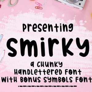Puede incluir: Un fondo rosa con el texto "presenting SMIRKY a CHUNKY HANDLETTERED FONT WITH BONUS SYMBOLS FONT!". La imagen está decorada con bolígrafos, lápices, clips y macarons.