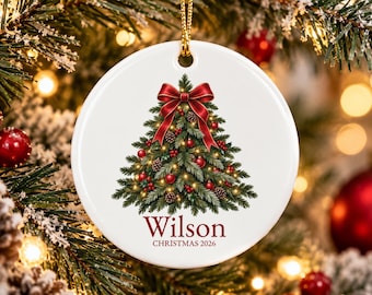 Decorazione natalizia personalizzata per la famiglia 2026, decorazione con cognome personalizzato, decorazione per albero di Natale con nome di famiglia, regalo ricordo in ceramica