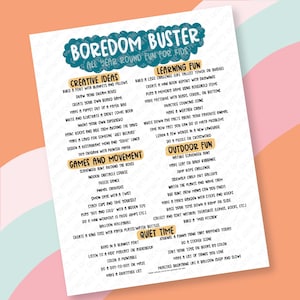 以下が含まれることがあります： 「Boredom Buster」と書かれたカラフルな印刷シート。子供向けの様々なアクティビティのアイデアが記載されており、創造的なプロジェクト、ゲーム、学習活動、アウトドア、静かな時間の過ごし方などが含まれています。一年中楽しめるように設計されています。