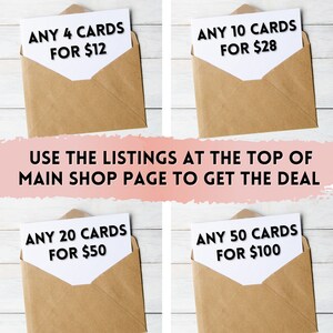 K&ouml;nnte beinhalten: Vier braune Umschl&auml;ge mit wei&szlig;en Karten darin. Die Karten zeigen den Text "ANY 4 CARDS FOR $12", "ANY 10 CARDS FOR $28", "ANY 20 CARDS FOR $50" und "ANY 50 CARDS FOR $100". Der Text "USE THE LISTINGS AT THE TOP OF MAIN SHOP PAGE TO GET THE DEAL" ist in rosa Buchstaben auf wei&szlig;em Hintergrund geschrieben.
