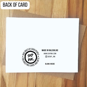 Puede incluir: Parte posterior de una tarjeta de felicitaci&oacute;n blanca con el texto "BACK OF CARD" en la parte superior. La tarjeta tiene un logotipo circular que dice "SKP Ink" y "Bad Jokes by Good People". La tarjeta est&aacute; en blanco por dentro e incluye informaci&oacute;n del sitio web y redes sociales.