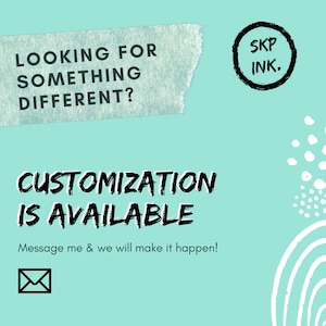 K&ouml;nnte beinhalten: Ein blaugr&uuml;ner Hintergrund mit wei&szlig;em Text, der "Looking for something different? Customization is available. Message me & we will make it happen!" lautet. Ein schwarzer Kreis mit wei&szlig;em Text, der "SKP INK." lautet, befindet sich in der oberen rechten Ecke. In der unteren rechten Ecke befinden sich wei&szlig;e abstrakte Formen.