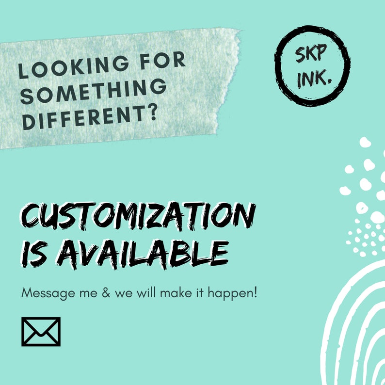K&ouml;nnte beinhalten: Ein blaugr&uuml;ner Hintergrund mit wei&szlig;em Text, der "Looking for something different? Customization is available. Message me & we will make it happen!" lautet. Ein schwarzer Kreis mit wei&szlig;em Text, der "SKP INK." lautet, befindet sich in der oberen rechten Ecke. In der unteren rechten Ecke befinden sich wei&szlig;e abstrakte Formen.