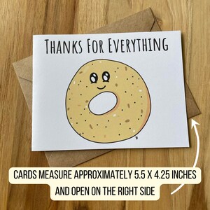 K&ouml;nnte beinhalten: Eine Gru&szlig;karte mit einem Cartoon-Bagel mit einem l&auml;chelnden Gesicht. Die Karte lautet "THANKS FOR EVERYTHING". Die Karte misst 5,5 x 4,25 Zoll und &ouml;ffnet sich auf der rechten Seite.