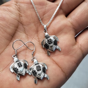 Juego de Aretes y Cadena de Tortugas en Plata Fina 925