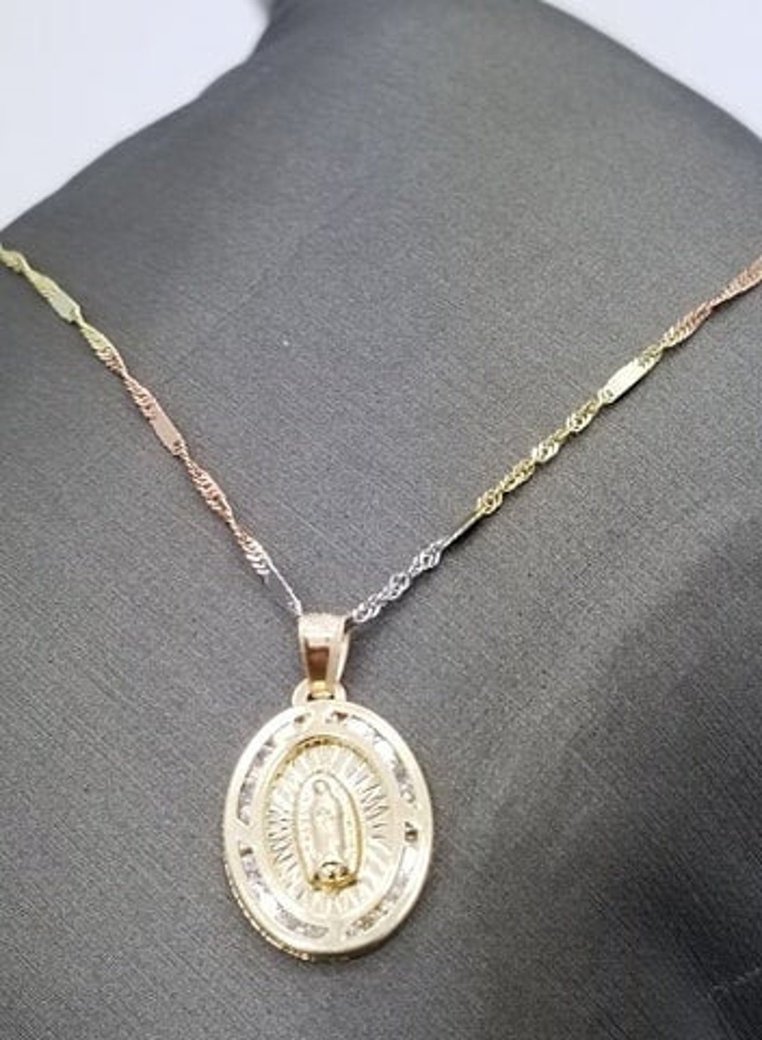 maratón Electropositivo persecucion Collar De La Virgen En Oro De 14K 14k Gold Virgen Mary - Etsy