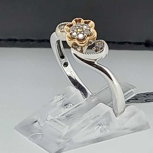 Flower ring in 14k white gold with diamond