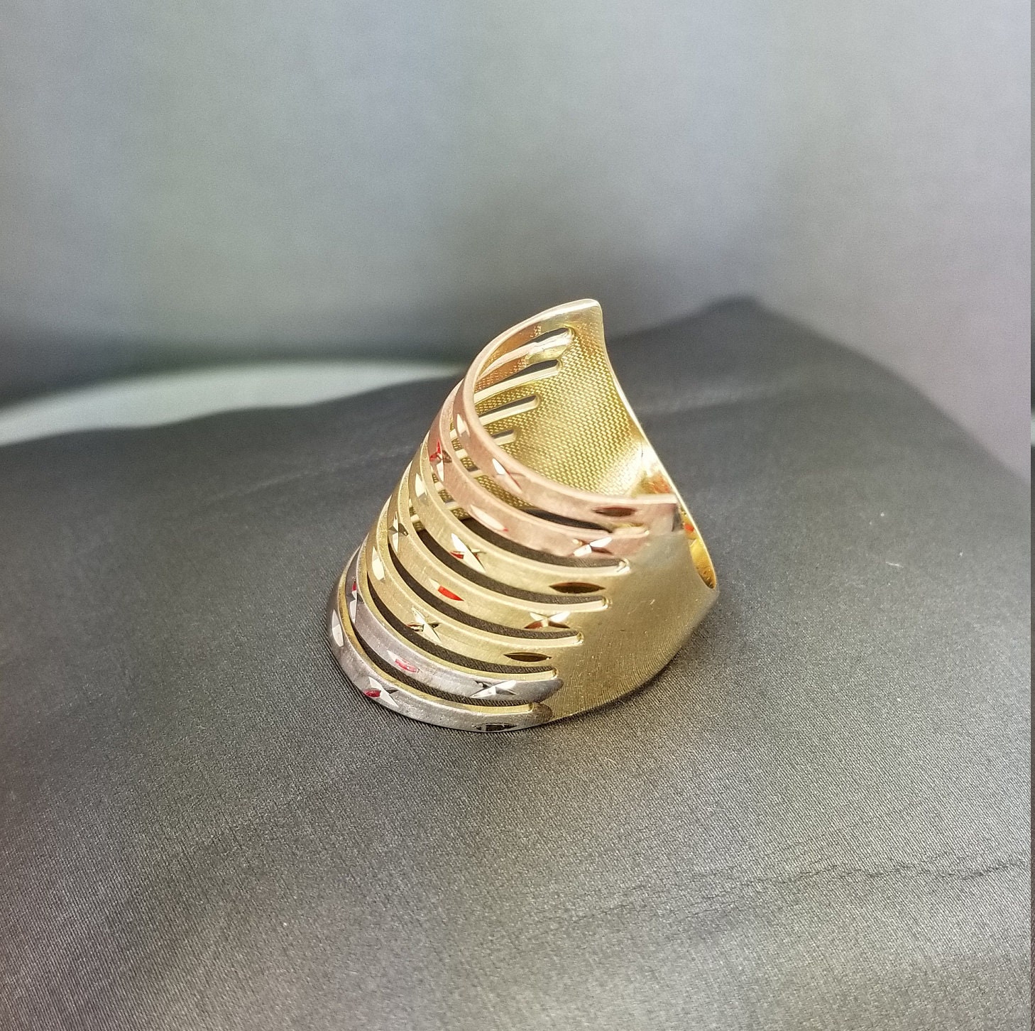 Anillo De 3 Tonos En Oro De 14K En Forma Semanario Para La Mujer