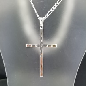 Cruz con cadena Figaro que dice Jesus en plata 925.