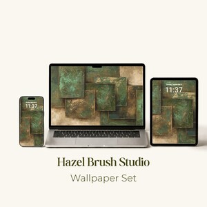 Puede incluir: Un teléfono inteligente, una computadora portátil y una tableta que muestran un conjunto de fondos de pantalla digitales con un patrón abstracto de rectángulos verdes y bronce superpuestos. El texto Hazel Brush Studio Wallpaper Set está centrado debajo.