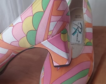 Sapatos de salto alto femininos vintage com estampa rosa e verde da Ross Hommerson.