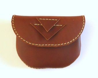 LEATHER POUCH / Bolso de piel de becerro hecho a mano cosido con hilo encerado beige.