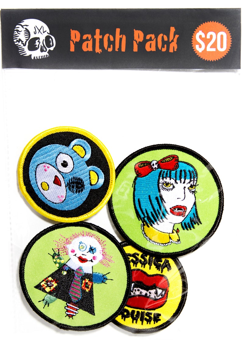 Puede incluir: Un conjunto de cuatro parches bordados para planchar. Los parches presentan un oso azul, una ni&ntilde;a con cabello azul y un lazo rojo, una mu&ntilde;eca con un gusano verde y una boca roja con el texto "Jessica Louise".