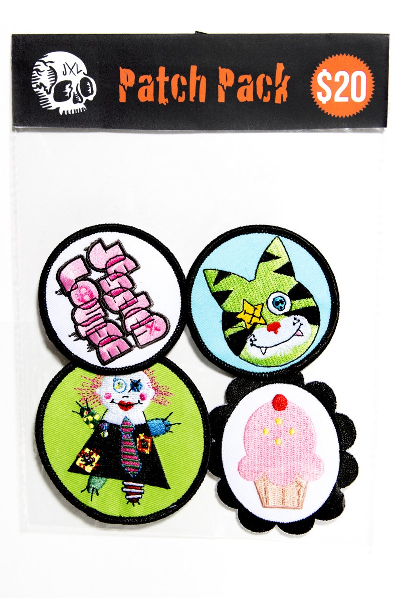 Puede incluir: Un conjunto de cuatro parches bordados para planchar. Los parches son redondos y presentan una magdalena rosa, un gato verde con un parche de ojo de calavera, una mu&ntilde;eca verde y rosa y un parche de texto rosa y blanco que dice "Teenage Wasteland".