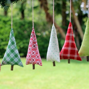 Ornement d&#39;arbre de Noël, arbre de ferme de cottage en tissu cousu main, décoration d&#39;ornement d&#39;arbre en tissu primitif, tissu rose vert rouge blanc