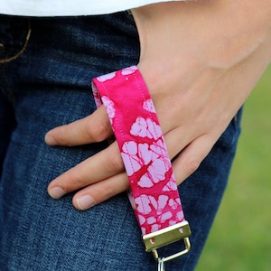 Wrist Key Lanyard, Llavero De muñeca, Llavero hippie, Regalo Boho para niña, Wrist Key Lanyard, Llavero Boho Rosa, llavero, Día de las Madres