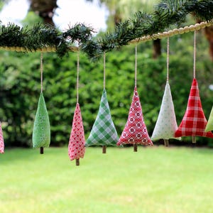 Ornement d&#39;arbre de Noël, arbre de ferme de cottage en tissu cousu main, décoration d&#39;ornement d&#39;arbre en tissu primitif, tissu rose vert rouge blanc