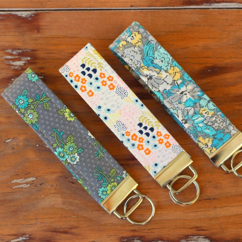 Floral Key fob, Wristlet Key Fob, gray floral fabric wristlet, white id holder keychain, gift for mom, gift under 10, key chains, keyfob image 4