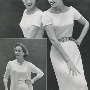 Könnte beinhalten: Drei Frauen in weißen Strickoberteilen und Röcken. Die Frauen stehen vor einem grauen Hintergrund. Die Frau links trägt einen Cardigan über ihrem Oberteil. Die Frau in der Mitte trägt einen Gürtel mit einer Schnalle.