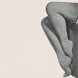 Puede incluir: Un par de medias de punto grises con un patrón texturizado.