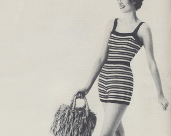 Pode incluir: Fotografia a preto e branco de uma mulher com um fato de banho às riscas pretas e brancas com decote quadrado e pernas curtas. Ela carrega uma bolsa com franjas. Imagem vintage.