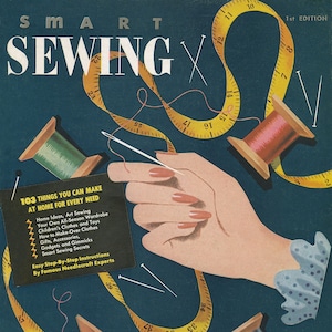 Pode incluir: Uma capa de revista vintage para "Smart Sewing" com fundo azul. A capa apresenta uma mão segurando uma agulha e linha, uma fita métrica amarela, carretéis de linha e alfinetes. O texto "103 coisas que você pode fazer em casa para cada necessidade" aparece na capa.