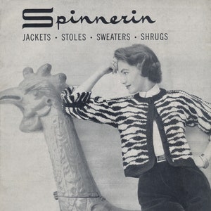 Pode incluir: Um cardigan listrado preto e branco com gola branca e fecho de botões. O cardigan está sendo usado por uma mulher sentada em uma escultura de galo de madeira. O texto "Spinnerin" está no topo da imagem, e o texto "Jackets - Stoles - Sweaters - Shrugs" está abaixo. O texto "Volume 128 30¢" está no canto inferior esquerdo da imagem.