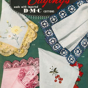 Op de afbeelding: Vier witte zakdoeken met verschillende geborduurde ontwerpen en kantversiering. De zakdoeken worden getoond op een groene achtergrond. De tekst "NEW HANDKERCHIEF Edgings made with imported D.M.C COTTONS" staat bovenaan de afbeelding.